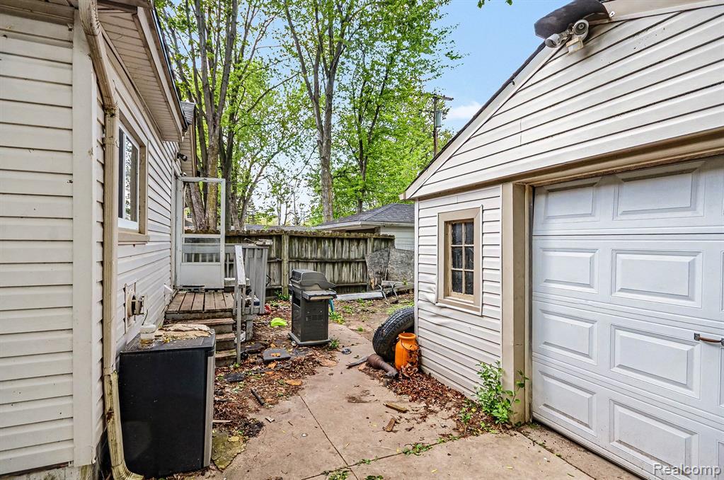 2126 Roslyn Road Property Photo 2