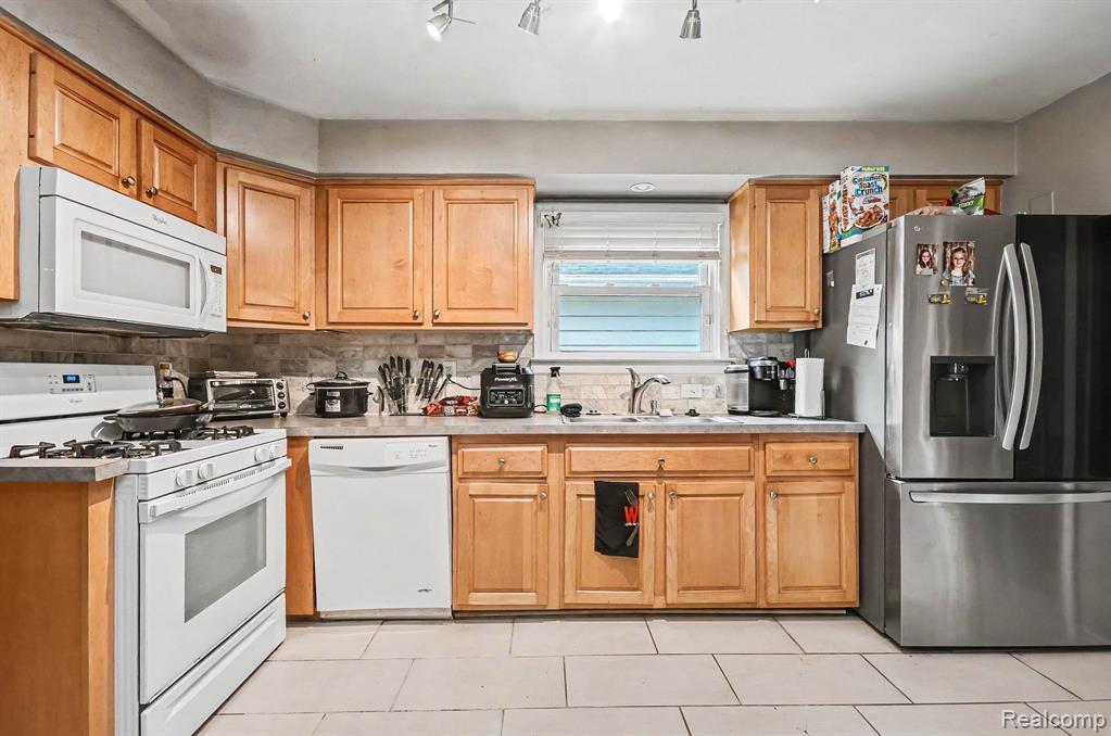 2126 Roslyn Road Property Photo 4
