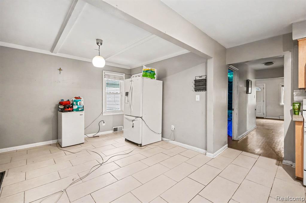 2126 Roslyn Road Property Photo 6