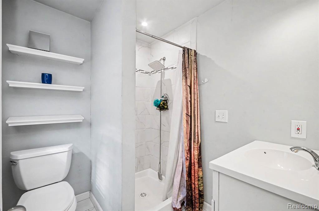 2126 Roslyn Road Property Photo 12