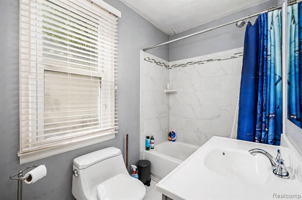2126 Roslyn Road Property Photo 14