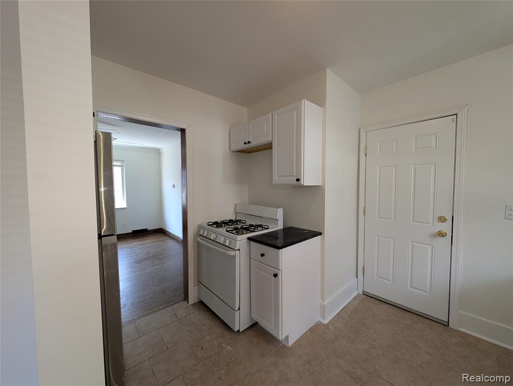 17530 Roselawn Property Photo 4