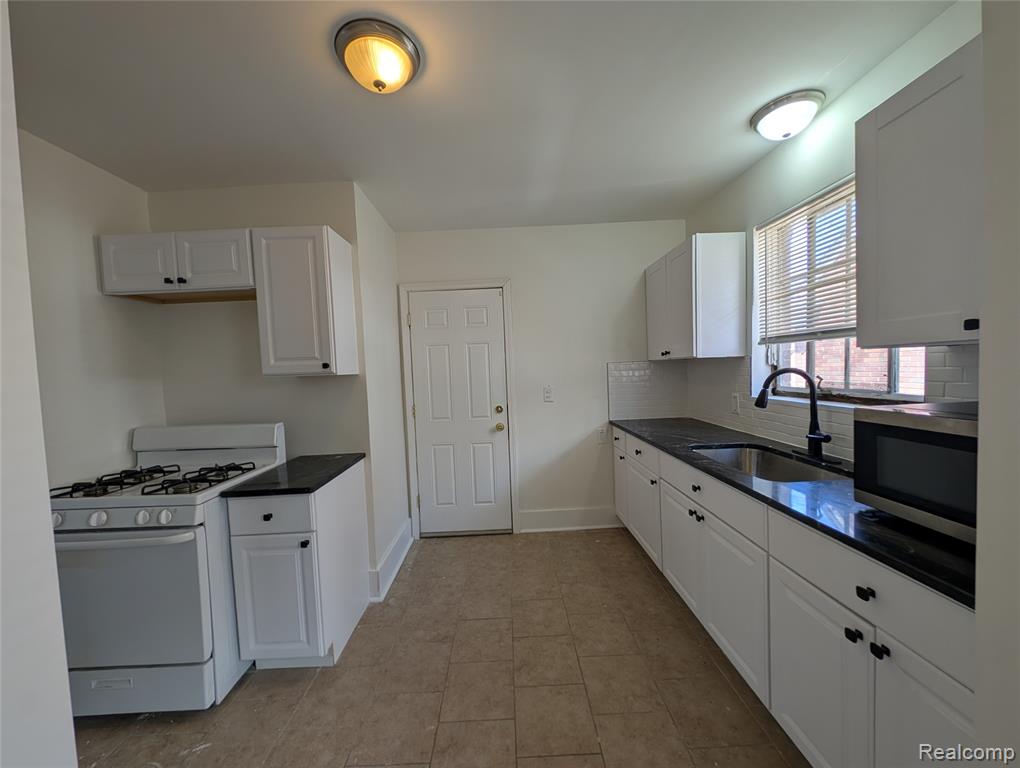 17530 Roselawn Property Photo 5