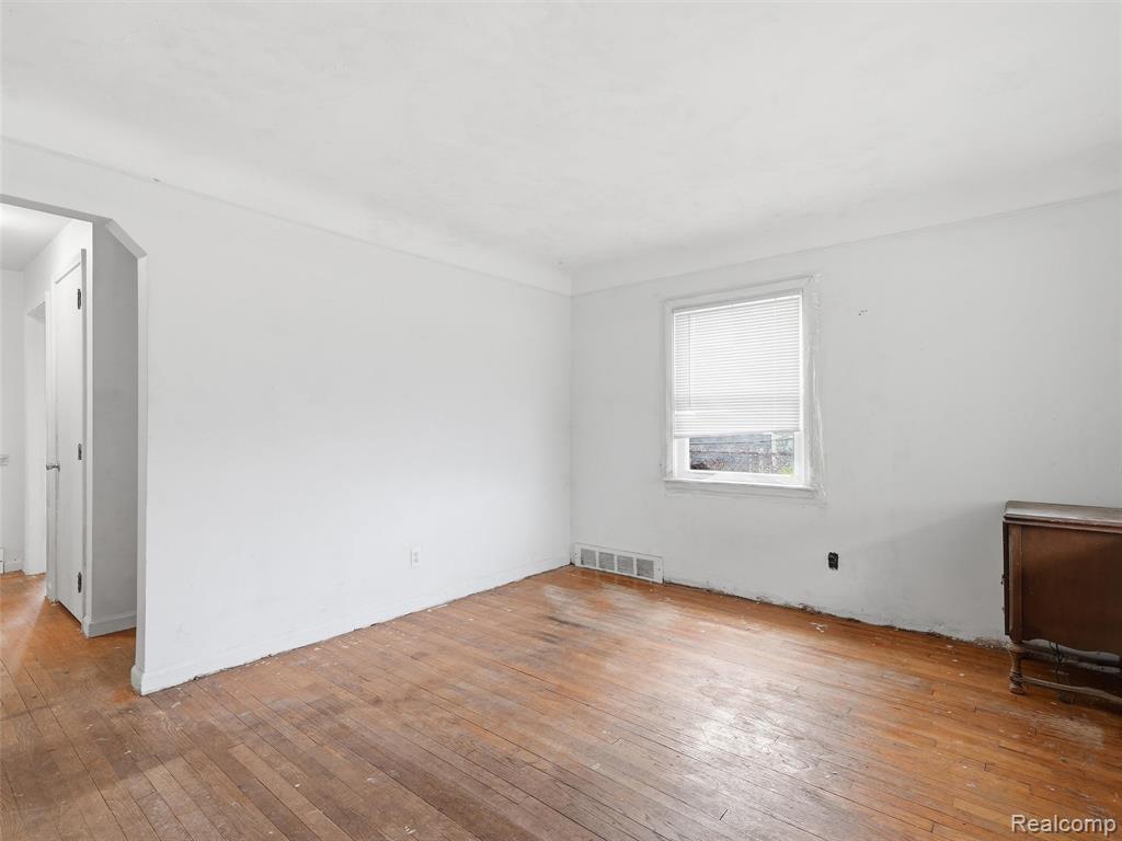 19132 Glenmore Property Photo 3