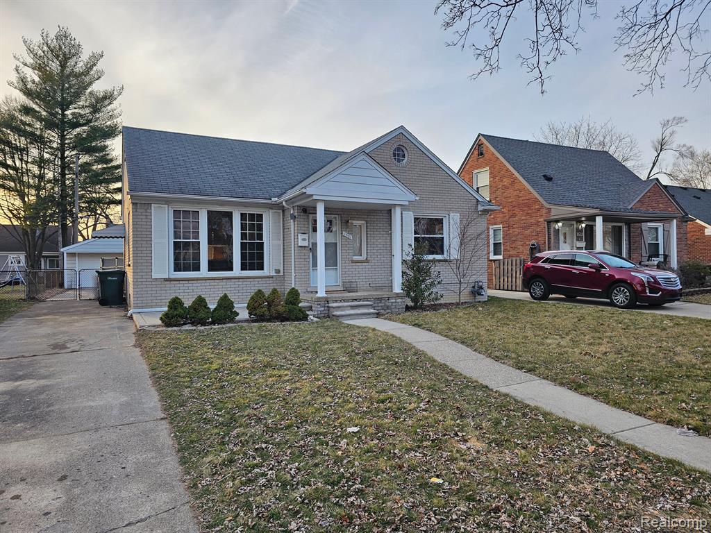 1501 N SILVERY Lane Property Photo 1