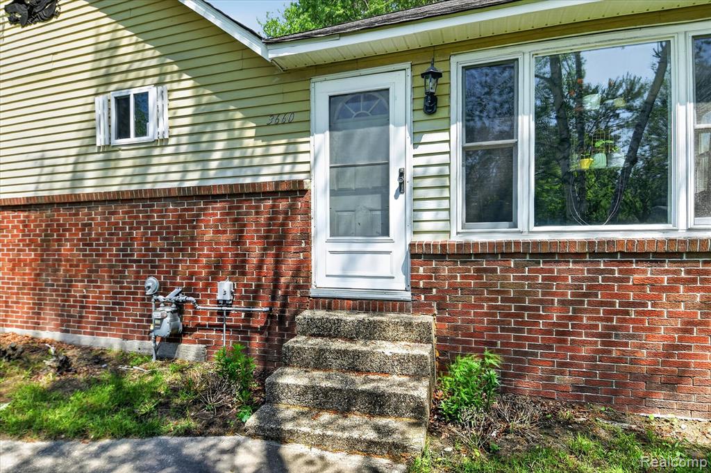 3660 Keewahdin Road Property Photo 4