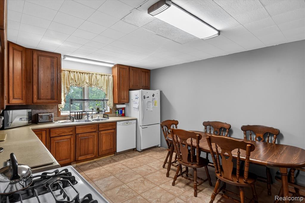 3660 Keewahdin Road Property Photo 11