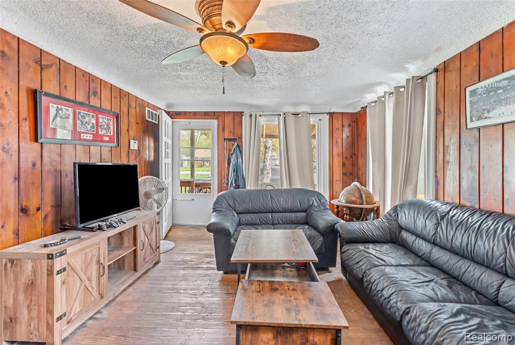 3385 N Genesee Road Property Photo 2