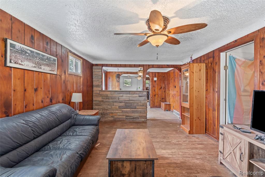 3385 N Genesee Road Property Photo 3