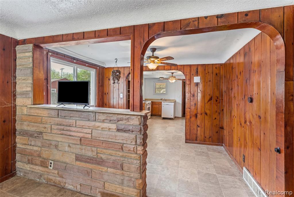 3385 N Genesee Road Property Photo 4