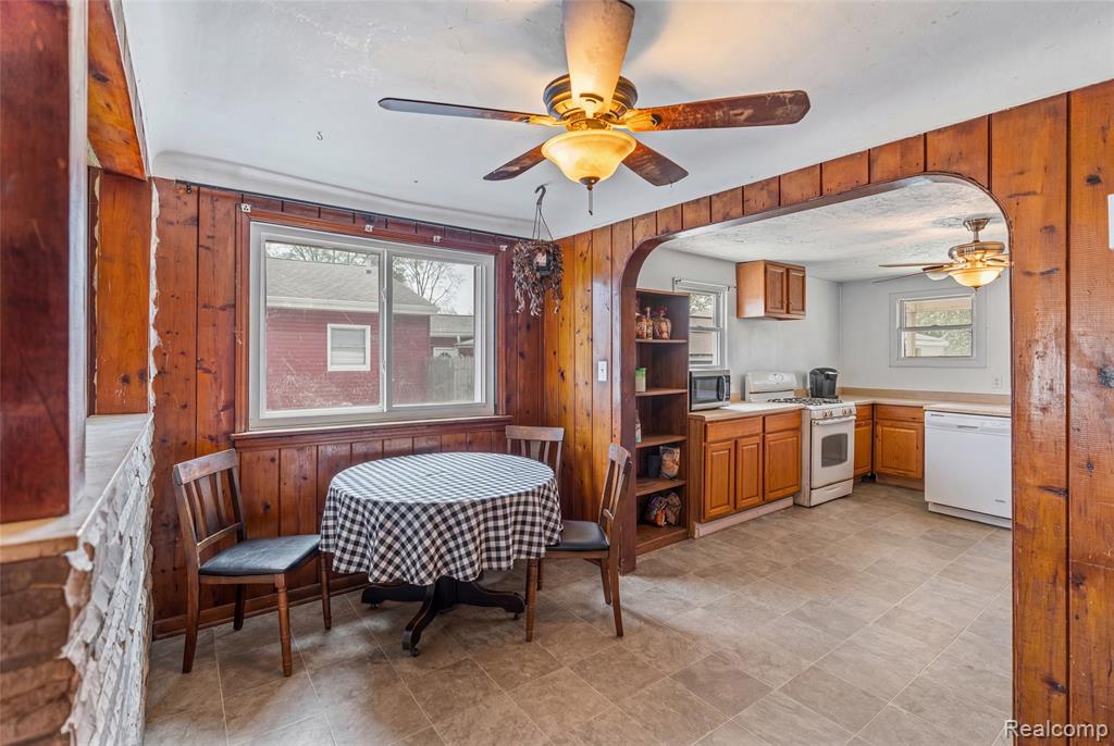 3385 N Genesee Road Property Photo 5