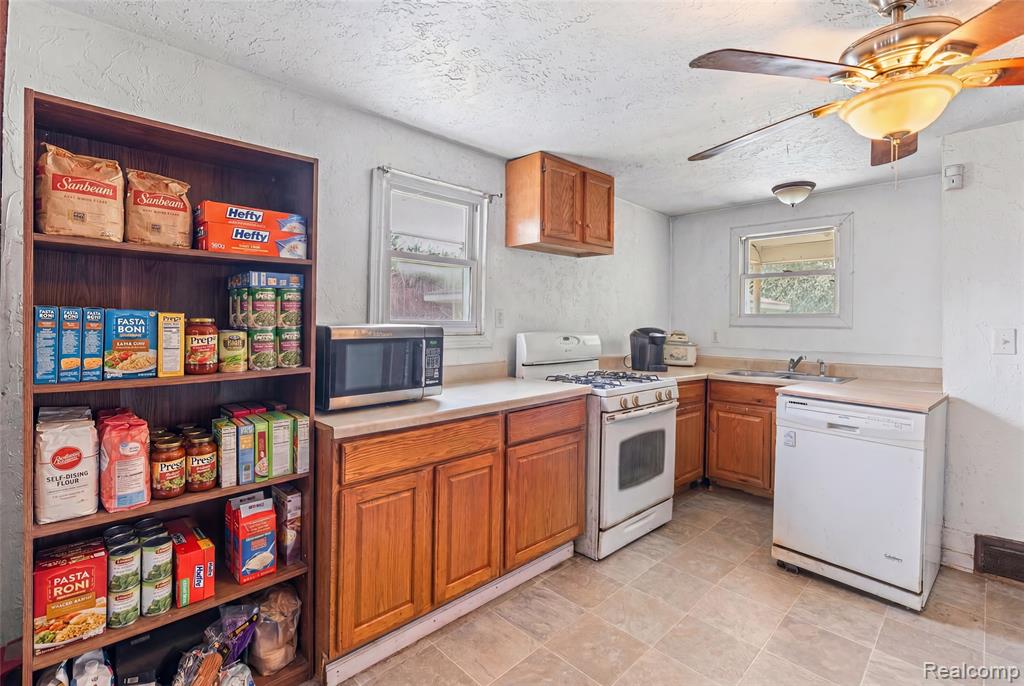 3385 N Genesee Road Property Photo 6