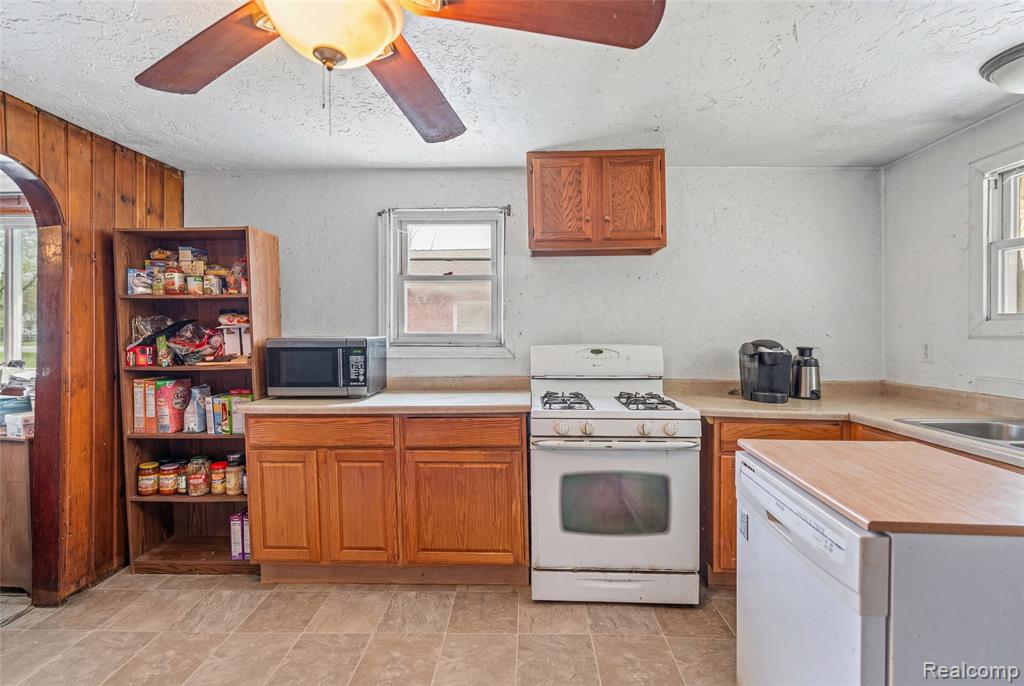 3385 N Genesee Road Property Photo 7