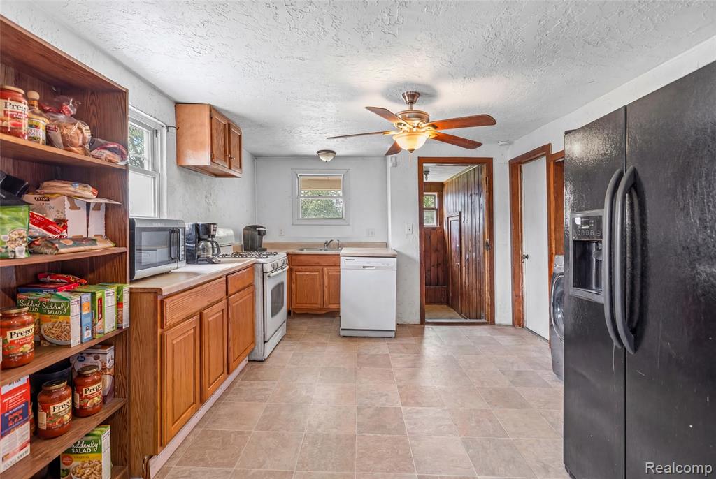 3385 N Genesee Road Property Photo 8