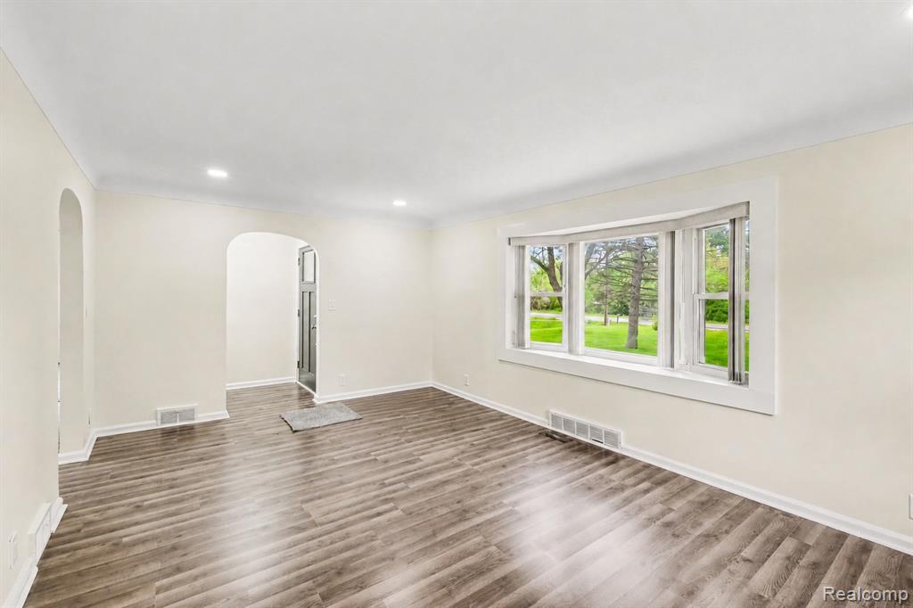 1093 W Maple Avenue Property Photo 3