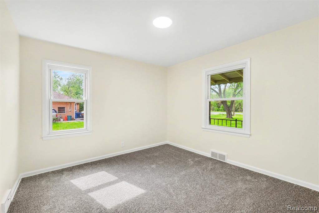 1093 W Maple Avenue Property Photo 8