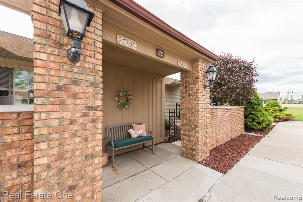 25137 Jefferson Court Property Photo 1
