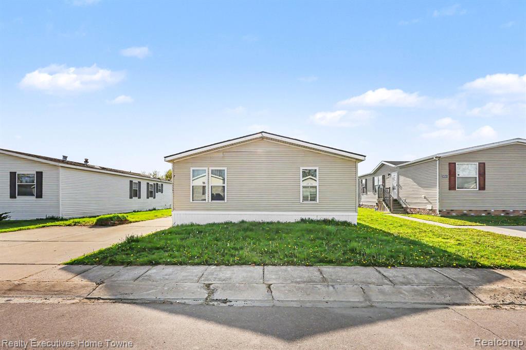 59587 Susan Ln N. Property Photo 2