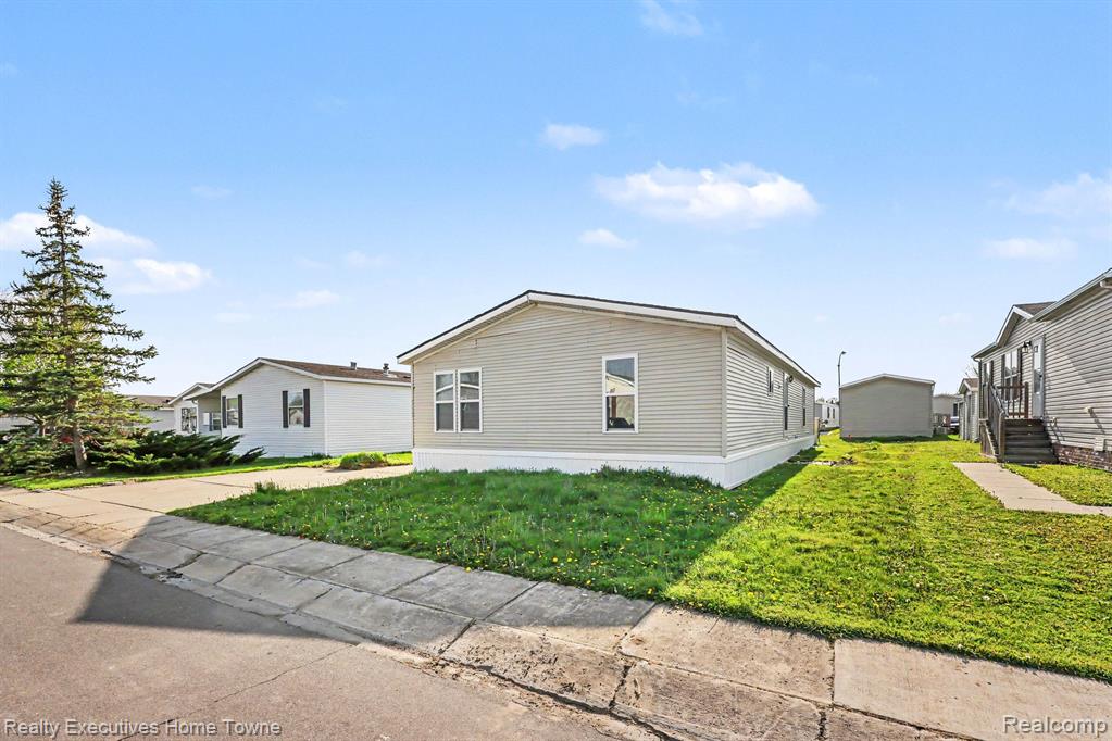 59587 Susan Ln N. Property Photo 3