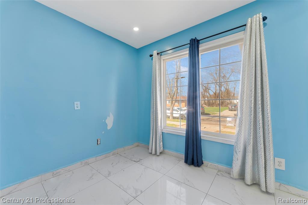 8040 Plainview Avenue Property Photo 6