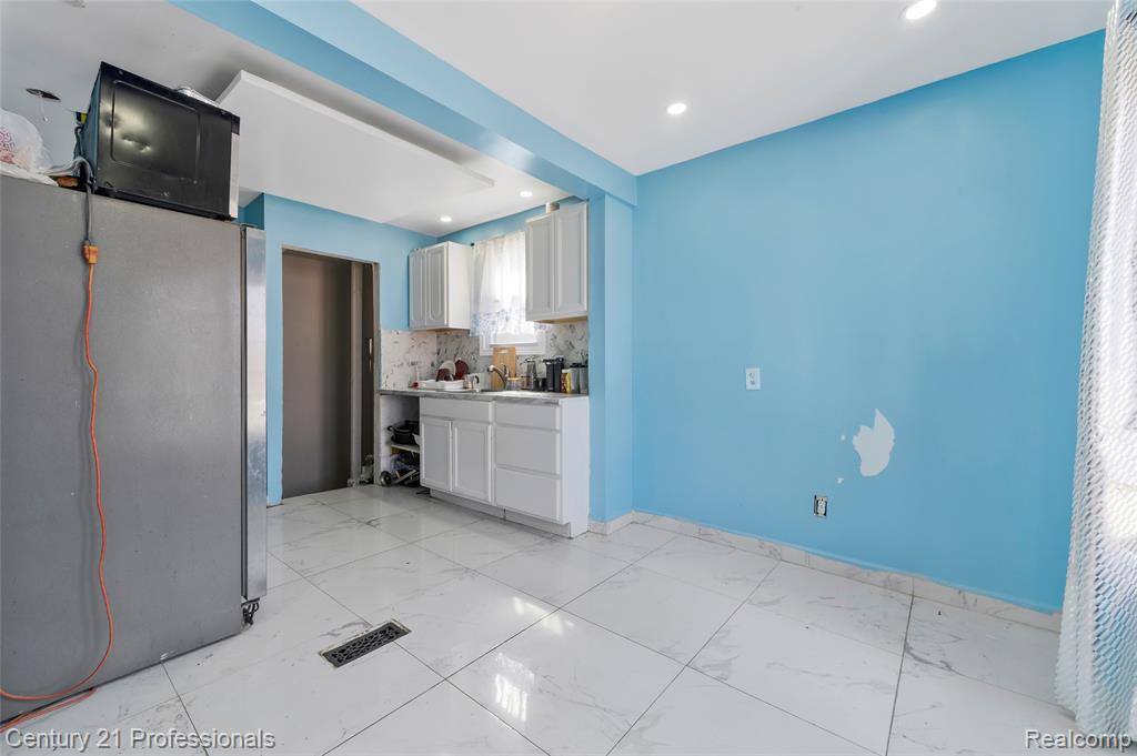 8040 Plainview Avenue Property Photo 7