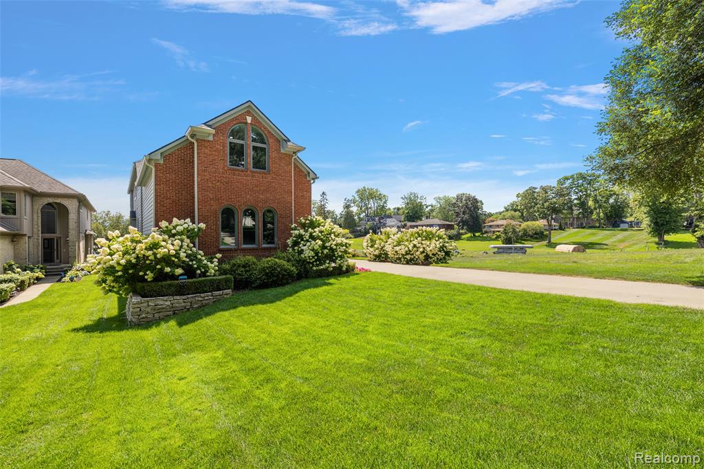 1600 Vanstone Drive Property Photo 3