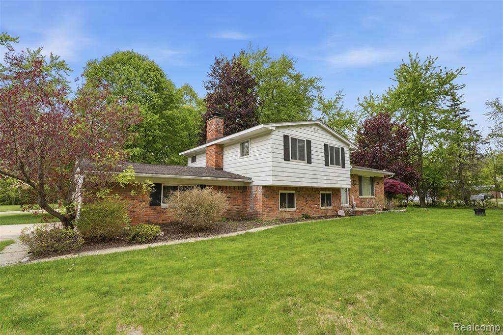 2478 Hiller Road Property Photo 2