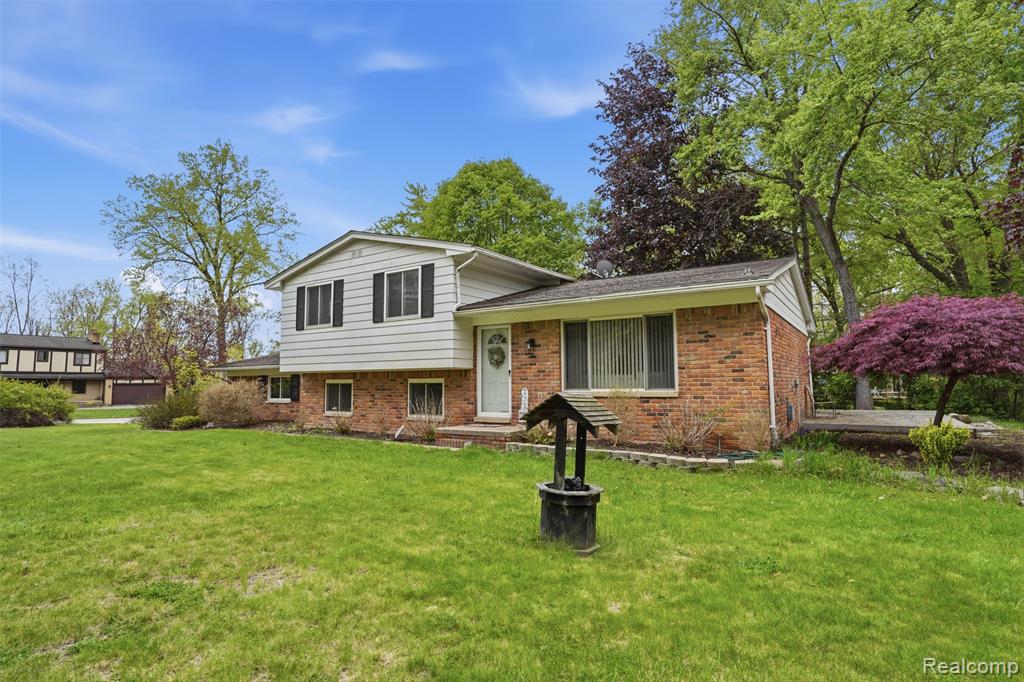 2478 Hiller Road Property Photo 3
