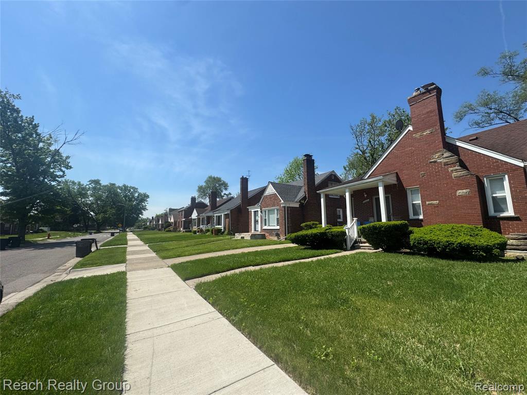 15371 Heyden Street Property Photo 4