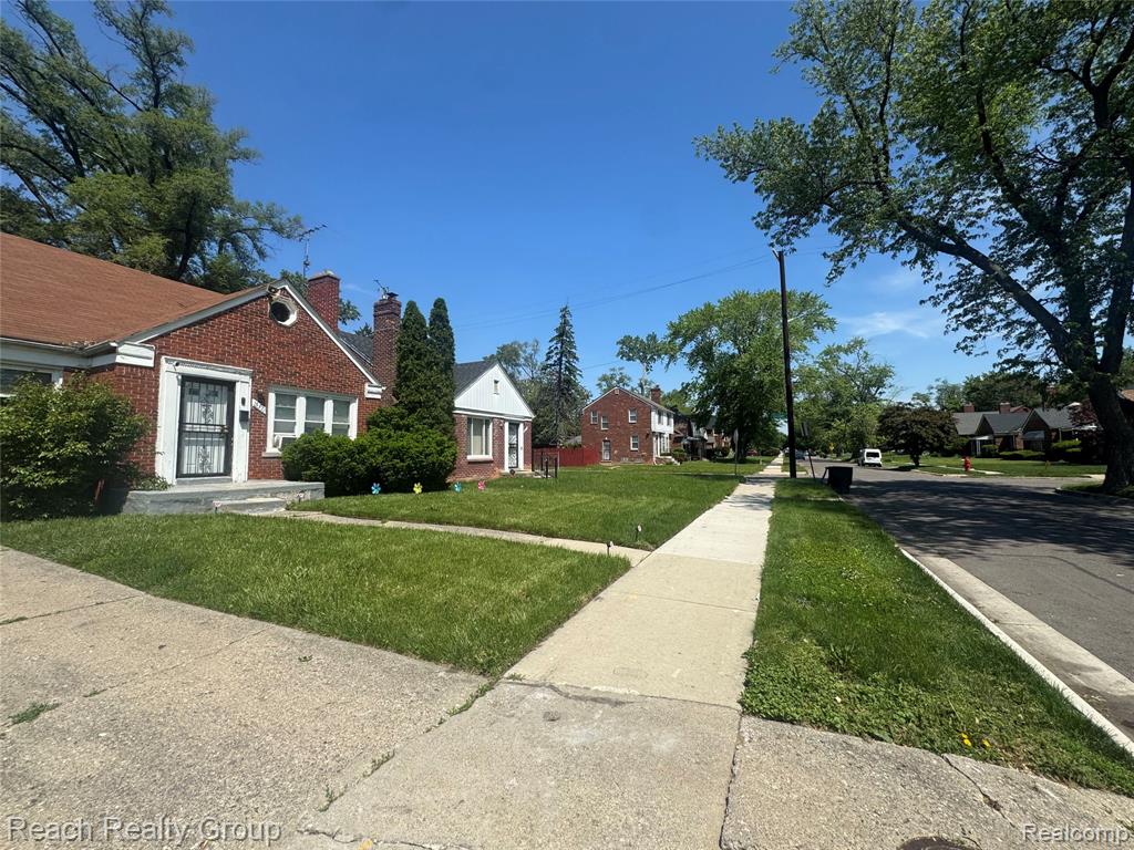 15371 Heyden Street Property Photo 5