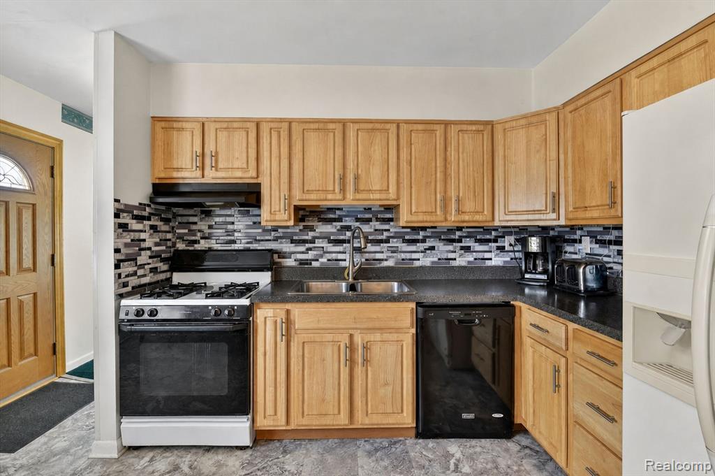 29886 Pointe Drive Property Photo 16