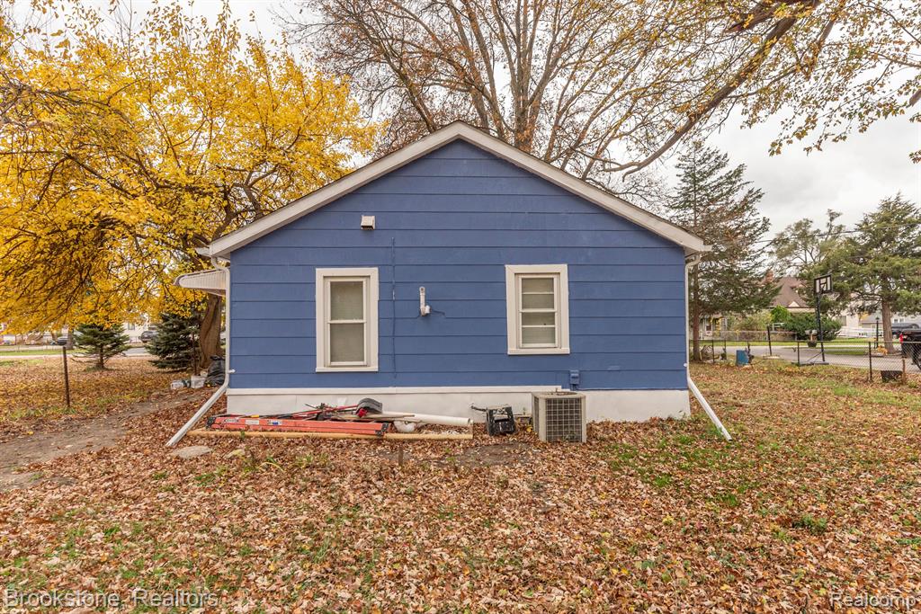 27620 Newcastle Street Property Photo 2