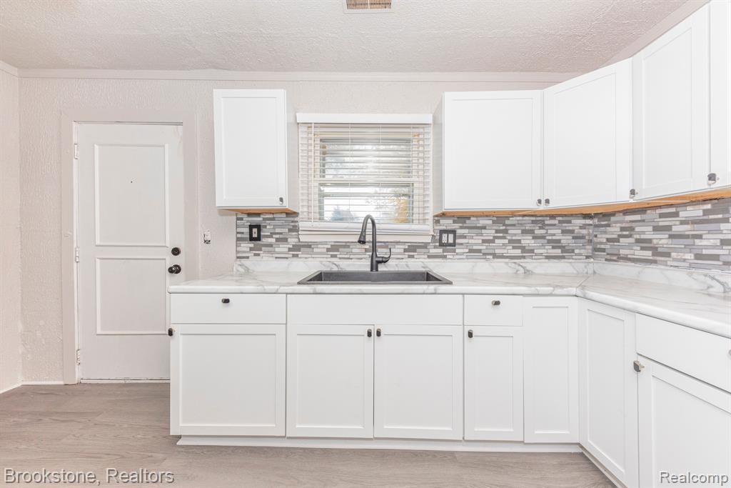 27620 Newcastle Street Property Photo 7
