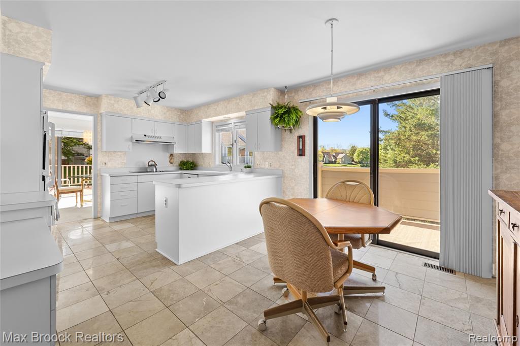 2456 Inglehill Point Property Photo 24
