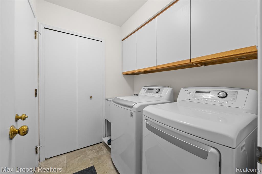 2456 Inglehill Point Property Photo 27