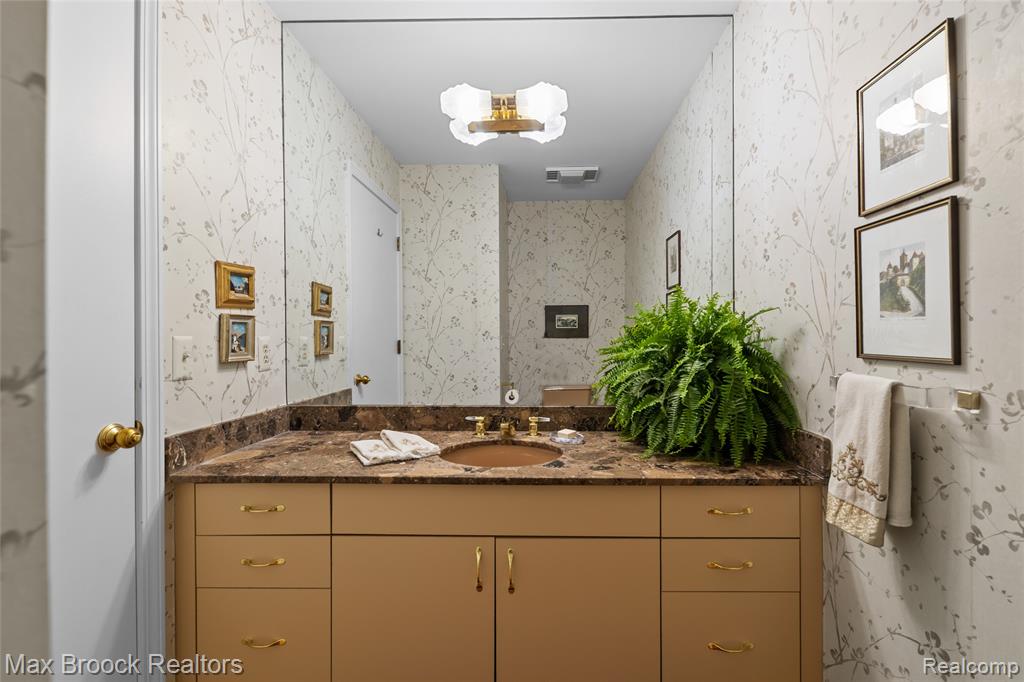 2456 Inglehill Point Property Photo 38