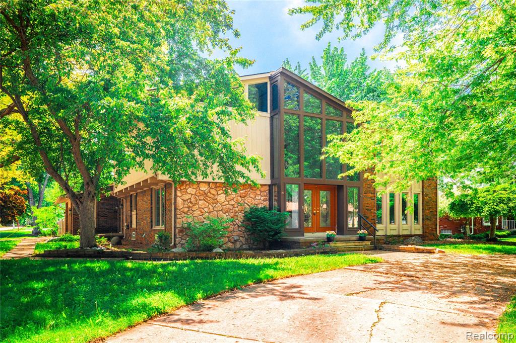 8027 Berkshire Drive Property Photo 1