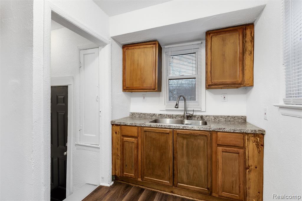 12244 Woodmont Avenue Property Photo 7