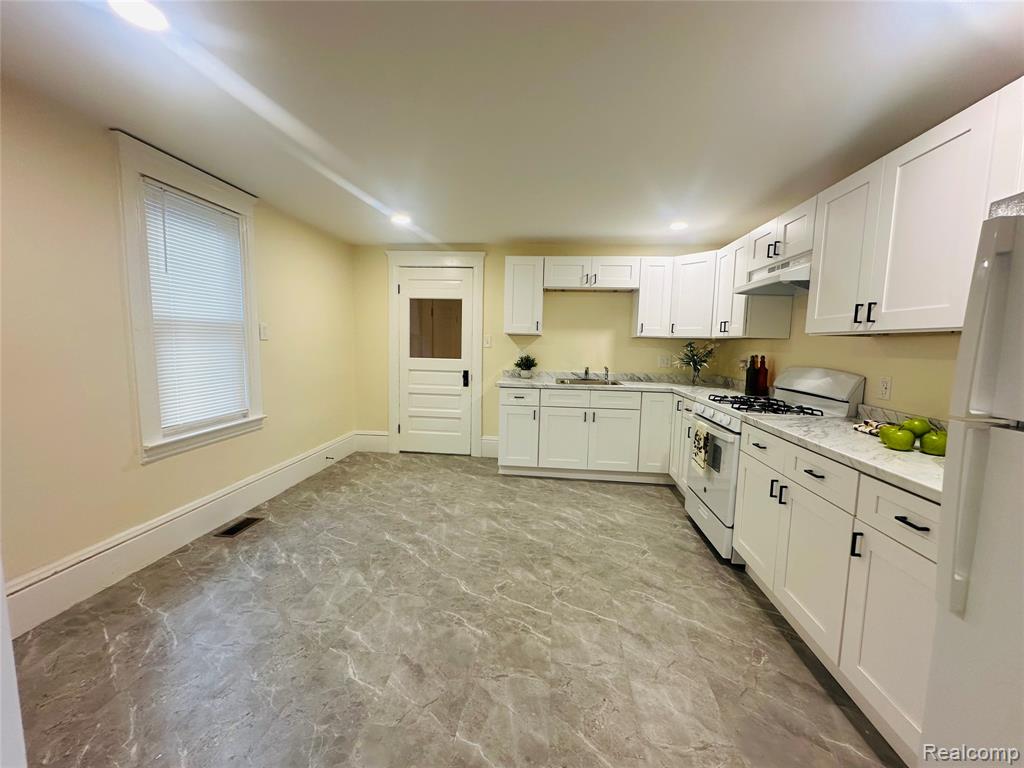 18576 Jefferson Property Photo 14