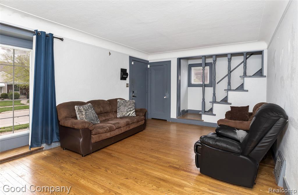 15223 Thomas Avenue Property Photo 2