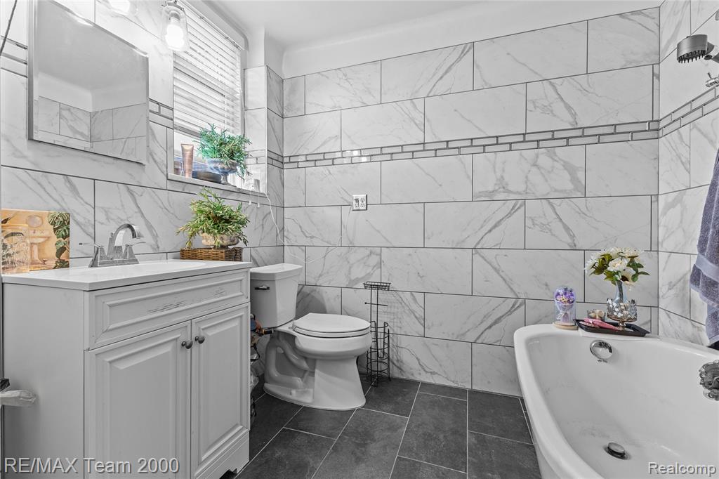 8120 E Jefferson Avenue Property Photo 18