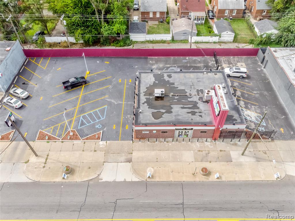 16841 Schaefer Highway Property Photo 4