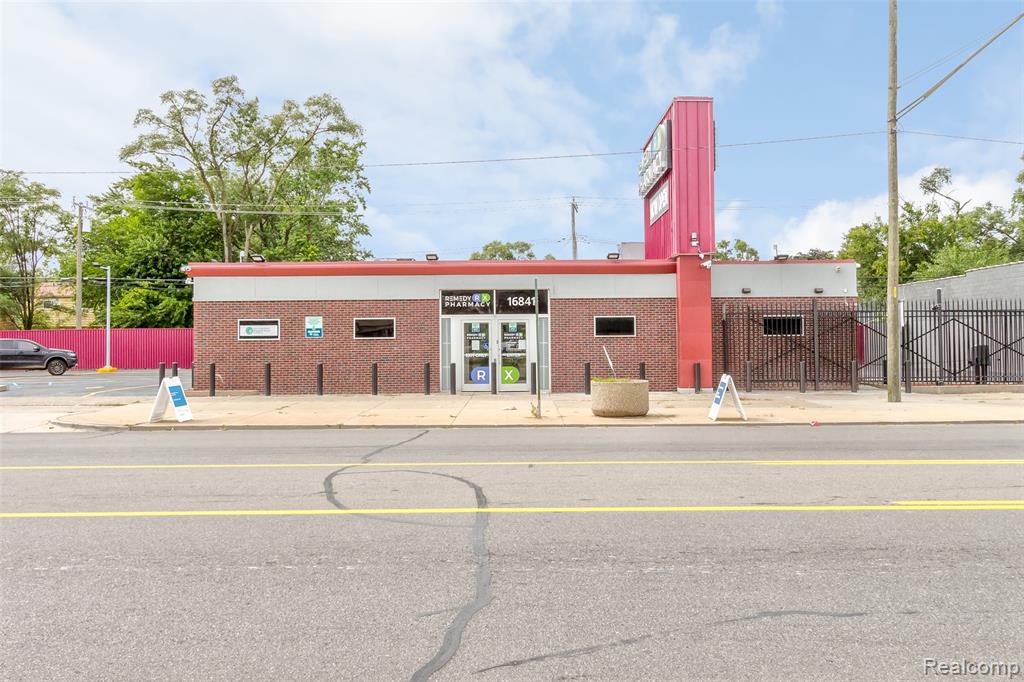 16841 Schaefer Highway Property Photo 10