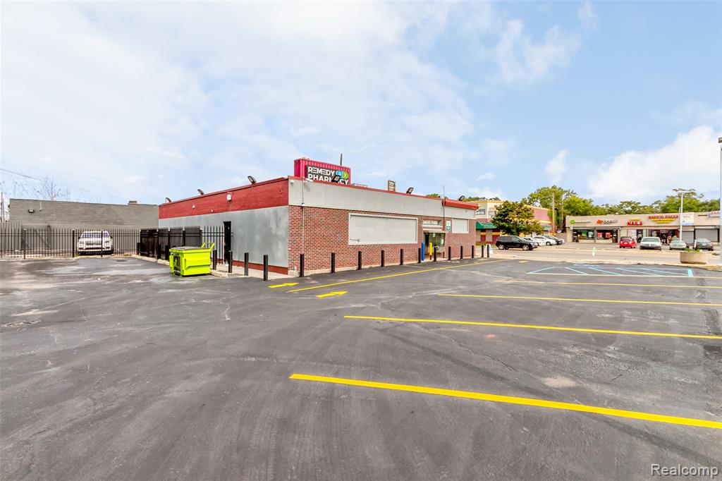 16841 Schaefer Highway Property Photo 12