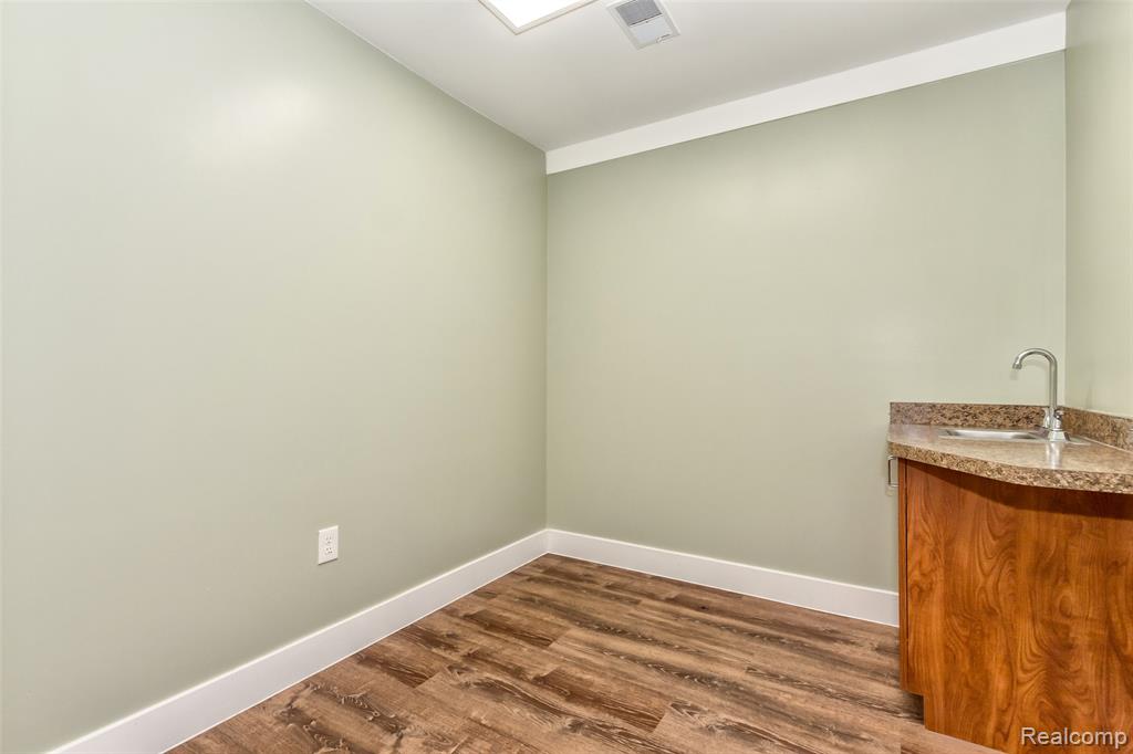 16841 Schaefer Highway Property Photo 23