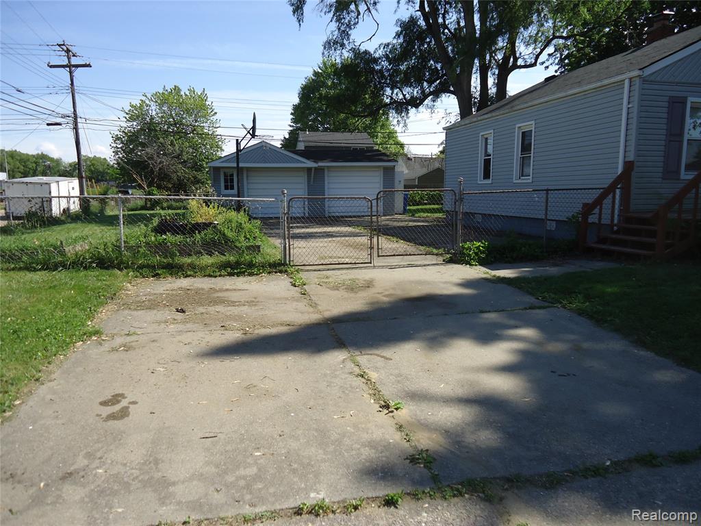 142 E Rowland Property Photo 3