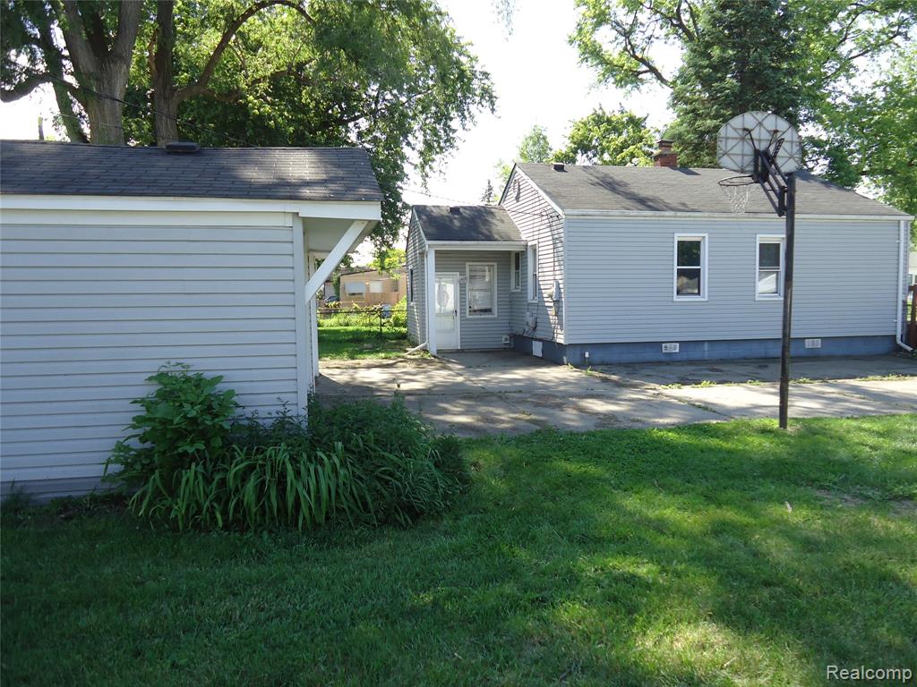 142 E Rowland Property Photo 5