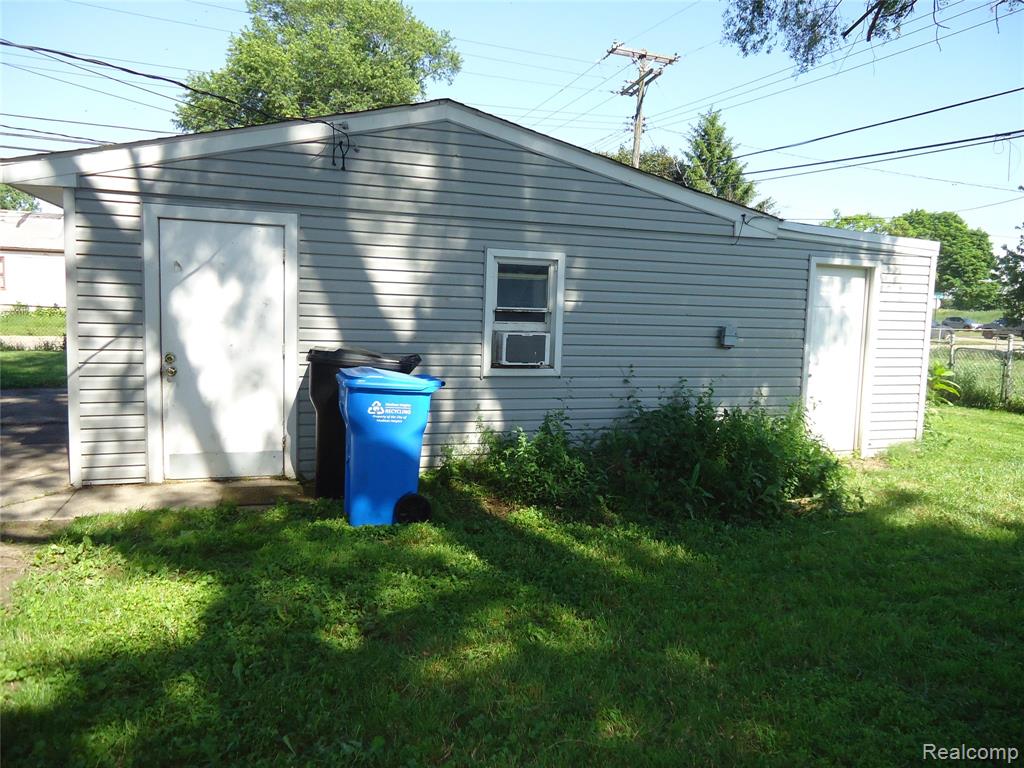 142 E Rowland Property Photo 9