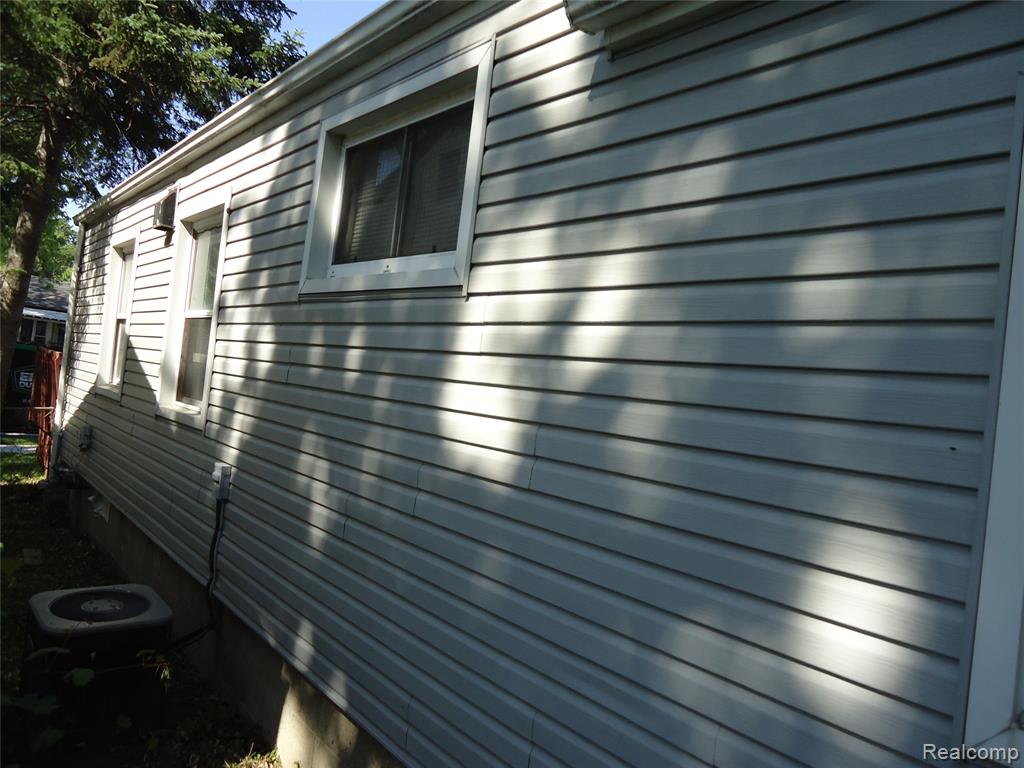 142 E Rowland Property Photo 10