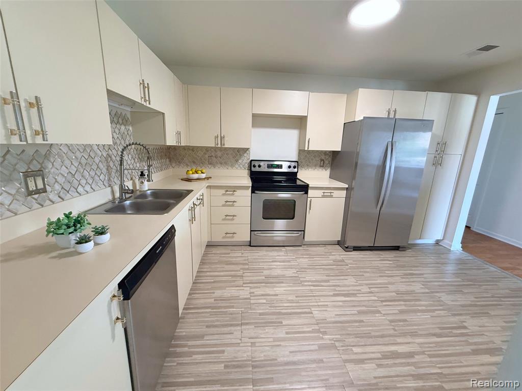 30450 Orchard Lake Road Property Photo 5